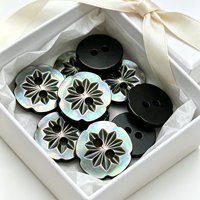 Boutons en nacre noire en forme de fleur irrégulière, 2 trous, gravure profonde, 5 pétales, coquille naturelle, boutons décoratifs pour vêtements