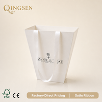 Sacs cadeaux en papier trapézoïdaux blancs de luxe OEM personnalisés avec ruban en satin et logo imprimé, emballage plat en vrac pour la vente au détail de cosmétiques