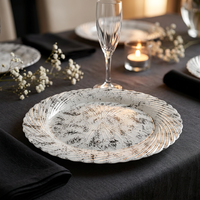 Luxuriöser Platzteller 13 Zoll aus Transparentem PS-Kunststoff mit Geprägter Blütenblatt-Textur und Raffiniertem Finish für Hotel-Bankette und Events