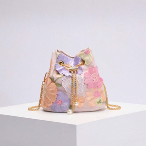 Nouveau sac seau d'été rétro tendance pour femme, fabrication robuste, maille PVC, fleurs brodées, paillettes, bandoulière chaîne - Product Image 3