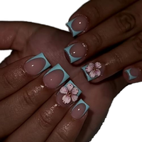 Ongles à presser de luxe bleus French Manucure, forme carrée, motif floral 3D, accent perles dorées, base nude brillante, réutilisables, couvrance totale