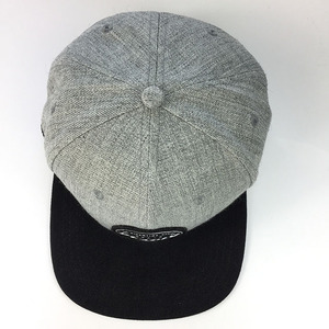 Casquette de baseball grise chinée et noire à visière plate avec logo tissé, ajustable pour hommes et femmes, style streetwear - Product Image 2