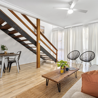 Prima Moderne Treppe mit Einzelwange, Holzstufen und Offenen Stufenauflagen, Rahmenlose Geländertreppe