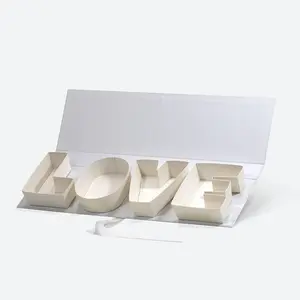 علبة هدايا عيد الحب الفاخرة من الورق المقوى الأبيض على شكل حروف LOVE مع غطاء