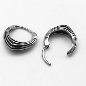 Pendientes Huggie y Aros de Moda yunnique de Acero Inoxidable 316 con Diseño Triangular Minimalista y Fácil de Colocar - Product Image 2