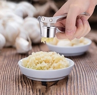 Presse-ail professionnel robuste et presse-agrumes à gingembre Hachoir de cuisine manuel facile à utiliser avec des caractéristiques métalliques durables et faciles à nettoyer