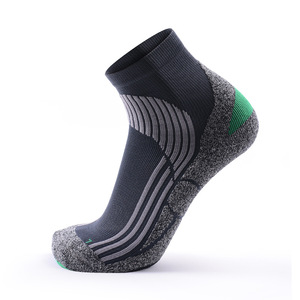Chaussettes de course personnalisées de haute qualité en plein air antitranspiration compression en tricot éponge Coolmax pour hommes - Product Image 3