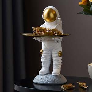 Statue d'astronaute en résine d'Europe du Nord, support de rangement pour clés, figurine d'astronaute moderne, plateau de rangement de bureau, accessoires de décoration intérieure - Product Image 6