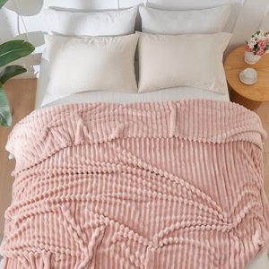 Manta de tiro supersuave personalizada, manta de cama ligera Jacquard acanalada 3D de lana de franela doble para uso en todas las estaciones - Product Image 6