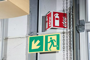 Panneau de sortie de secours <span class=keywords><strong>auto</strong></span>-lumineux en aluminium personnalisé, durable et étanche pour bâtiments scolaires, communautés et routes - Product Image 5