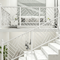 Rampe d'escalier en aluminium à motif chevron diagonal, garde-corps métallique géométrique couleur personnalisée pour la décoration intérieure des escaliers de villa