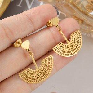 Pendientes de moda chapados en oro de 18 quilates con diseño de abalorios, aros y colgantes de acero inoxidable para mujer, venta al por mayor para diseñadores. - Product Image 4