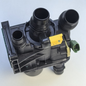 Nuovo Alloggiamento Termostato 9812131480 YL01388380 PA66-GF35 per PEUGEOT 208 2008 308 408 <span class=keywords><strong>CITROEN</strong></span> C4 <span class=keywords><strong>C3</strong></span> 1.2T - Product Image 3