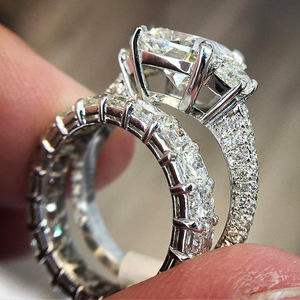 Anillo de Compromiso de Diamantes con Corte Esmeralda en Oro Blanco para Mujer Q608, Diamantes Laterales de Color D Naturales - Product Image 1