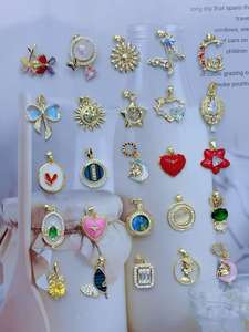 Vente en gros de pendentifs en forme de cœur en cristal rose plaqué or 18 carats, collection de charmes romantiques en forme de cœur de fleur et de planète pour <span class=keywords><strong>la</strong></span> fabrication de colliers en DIY - Product Image 5