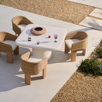 Table en ciment résistante aux intempéries en gros pour hôtels et complexes hôteliers, avec mobilier en rotin tressé, idéale pour ensemble de canapés d'extérieur