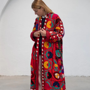 Chaqueta Acolchada Roja Extra Grande para Mujer, Hecha a Medida en Fábrica, Estilo Vintage, Acabado Suzani, Lona de Algodón - Product Image 1