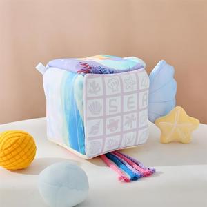 Boîte à mouchoirs multifonctionnelle pour bébé, jouet sensoriel, <span class=keywords><strong>cube</strong></span> en <span class=keywords><strong>tissu</strong></span> doux avec pompons, jouet éducatif précoce pour <span class=keywords><strong>d</strong></span>évelopper la motricité fine du bébé - Product Image 3
