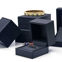 Vente en gros de luxe Emballage pour collier, bracelet, boucle d'oreille, bague et bijoux Boîte avec logo personnalisé Boîte à bijoux noire en cuir PU