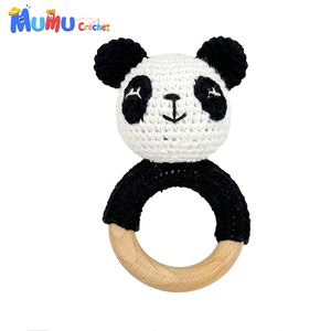 Juguete <span class=keywords><strong>de</strong></span> algodón orgánico hecho a mano al por mayor, sonajero <span class=keywords><strong>de</strong></span> ganchillo amigurumi con anillo <span class=keywords><strong>de</strong></span> madera, <span class=keywords><strong>mordedor</strong></span> para bebé, ideal para regalos <span class=keywords><strong>de</strong></span> baby shower y suministros para tiendas. - Product Image 1