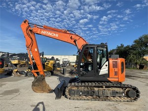 Excavatrice d'occasion HITACHI ZX135 de 13,5 tonnes, d'origine japonaise, à queue courte, avec pièces de rechange, certifiée EPA et CE - Product Image 6