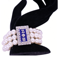 Bracelet ajustable en alliage avec breloques émaillées multicolores pour événements de sororité, idéal comme souvenir ou bijou de poignet.