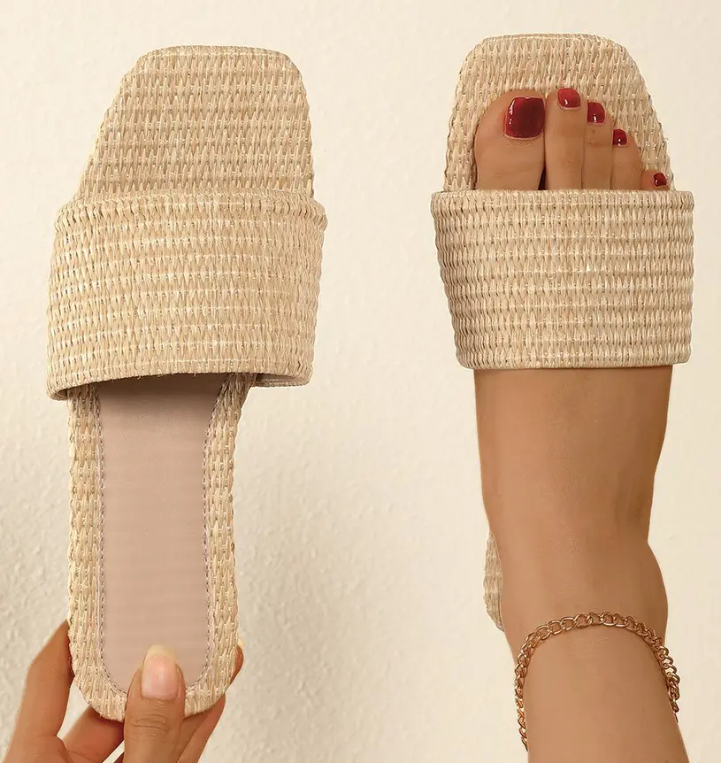 All'ingrosso 2023 sandali di paglia da donna pantofole piatte ciabatte semplici sandali in rafia sandali con ciabatte per donna