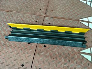 แผ่น<span class=keywords><strong>ยาง</strong></span>กัน<span class=keywords><strong>สาย</strong></span>ไฟชนิดสองช่อง ขนาด 1000x250x50 มม. รับน้ำหนักได้ 7 กก. สำหรับศูนย์โลจิสติกส์และความปลอดภัยของ<span class=keywords><strong>สาย</strong></span>ไฟชั่วคราว - Product Image 2