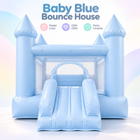 Château gonflable rose pastel, bleu et blanc, avec toboggan, pour enfants, idéal pour les fêtes d'anniversaire et les événements.