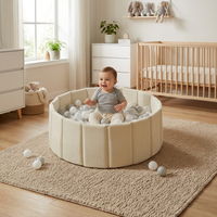 Piscine à balles ronde rembourrée en crème pour bébé, balles grises et blanches neutres, aire de jeu sensorielle moderne pour chambre d'enfant, murs en tissu côtelé
