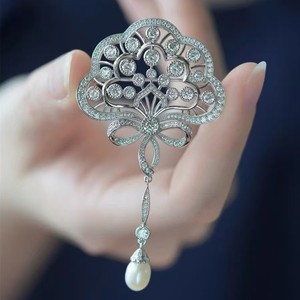 Broche de Perlas de Agua Dulce de Alta Calidad, Forma de Arroz de 9-10 mm, Diseño de Flor de Pavo Real, con Luz Intensa y Ligeras Imperfecciones - Product Image 5