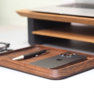 Plateau de présentation de bijoux en bois massif pour l'organisation du bureau avec rangement pour montres et téléphones - Product Image 2