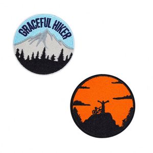 Nuevo Diseño, Parche Bordado Termoadhesivo con Diseño de Excursionista Elegante para Decorar Ropa y Mochilas - Product Image 1