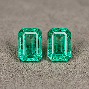 Paire de pierres précieuses vertes en émeraude naturelle de Zambie de 2,59 carats, forme octogonale, pour la fabrication de bagues, pendentifs et bijoux fins - Product Image 1