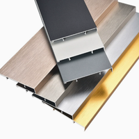 Plinthe en aluminium couleur champagne, surface brossée, finition intérieure