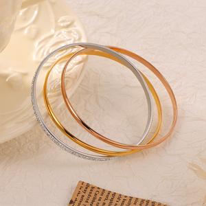 Brazalete <span class=keywords><strong>de</strong></span> acero inoxidable minimalista multicapa <span class=keywords><strong>de</strong></span> <span class=keywords><strong>tres</strong></span> colores, brazalete <span class=keywords><strong>de</strong></span> circonita cúbica completa <span class=keywords><strong>de</strong></span> oro rosa y plata - Product Image 2