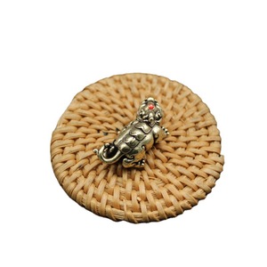 Figurine Pixiu en laiton avec motif diamant, ornement de bureau Feng Shui, décoration de maison et de bureau, cadeau - Product Image 3