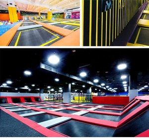 <span class=keywords><strong>Parc</strong></span> de trampolines intérieur sur mesure, conçu et aménagé, avec une grande zone de jeux souple, incluant des blocs en mousse, des plateformes et une filet de protection. - Product Image 5