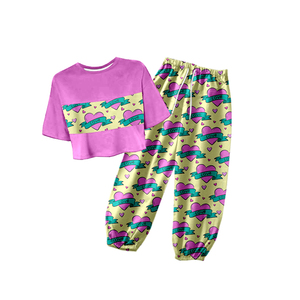 Conjunto de 2 Piezas para Niñas, Estampado de Seda de Leche, Top Corto de Manga Corta + Pantalones Jogger, Conjunto Informal para Otoño - Product Image 1