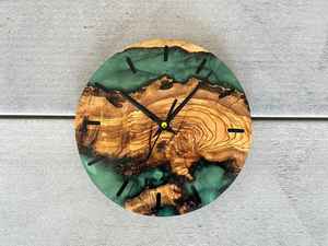Horloge murale en résine élégante, décoration de maison élégante, durable, de haute qualité, chronométrage précis, parfaite pour le salon - Product Image 3