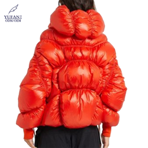 YuFan ODM Nouveau design rouge Manteaux matelassés irréguliers pour femmes Hiver Tissu plissé Veste en duvet - Product Image 3