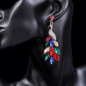 ต่างหูระย้าทรงยาวแบบเปิดลายยูโร-อเมริกัน หรูหรา สีสันสดใส ลายนกยูง สำหรับผู้หญิง - Product Image 3