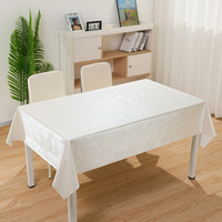 Nappe rectangulaire imprimée avec logo, en tissu blanc nacré irisé, effet coquille de perle, pour table rectangulaire.