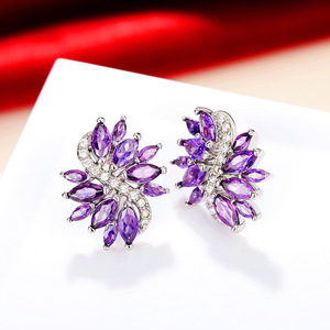 Orecchini a Perno con Fiore Viola per Donne, Accessorio Semplice per Uso Quotidiano, Gioiello di Moda per Outfit - Product Image 2