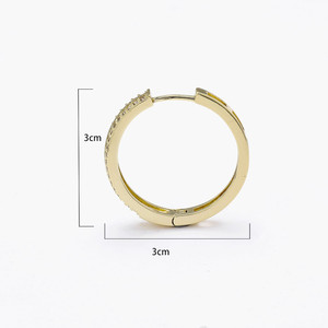 Pendientes Huggie Chapados en Oro con Doble Hilera de Circonitas, Forma Geométrica, para Uso Diario - Product Image 4