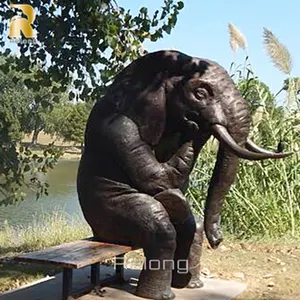 Decorazione del giardino all'aperto statue di animali selvatici in bronzo scultura di elefante seduto in erba