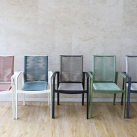Fauteuil de jardin moderne avec dossier et assise en maille, imperméable, en plastique, avec accoudoirs
