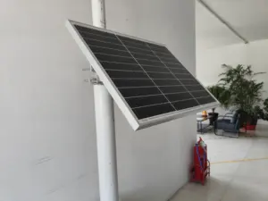 مجموعة لوحات طاقة شمسية cctv أحادية بقدرة 100 وات ومزودة بنظام طاقة شمسية بقوة 60 أمبير في الساعة لموقع البناء