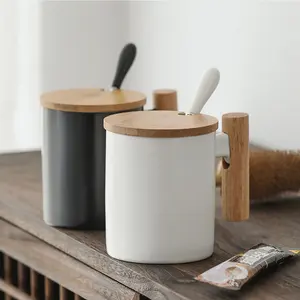 Taza de cerámica con mango de madera, juego de caja de regalo, taza de agua creativa para amantes sencilla, taza de té de leche con tapa, venta al por mayor