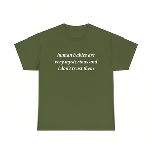 Camiseta divertida con meme: Los bebés humanos son misteriosos y no los confío. Camiseta sarcástica con ironía y diseño de humor desenfrenado. - Product Image 2